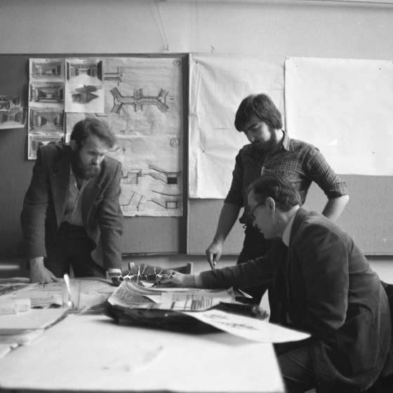 Ad. Lech Tempczyk (wydział architektury – obecnie profesor) w czasie zajęć, 1980 [II/191/4] 