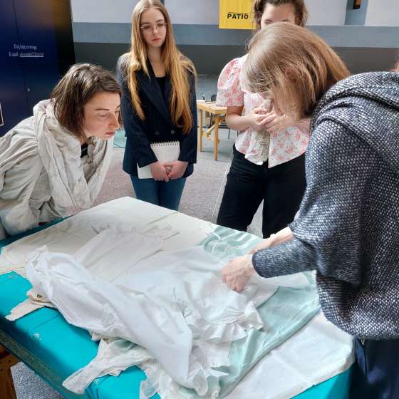 8.04.2022, otwarty wykład Aleksandry Kajdańskiej poświęcony bieliźnie nocnej 