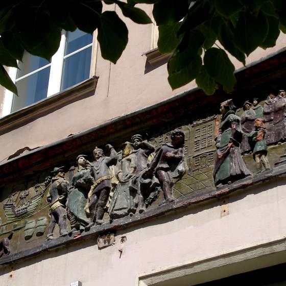 Zespół dekoracji malarskich i rzeźbiarskich fasad kamienic przy ulicy Długiej i Długim Targu