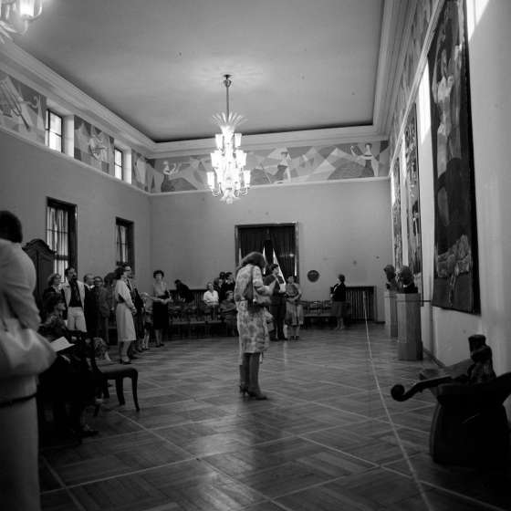 Uroczyste odsłonięcie gobelinów wykonanych w Pracowni Tkaniny prof. Józefy Wnukowej w Filharmonii Pomorskiej w Bydgoszczy, lata 80. [I/84/3]
