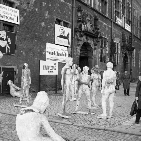 Ekspozycja rzeźb naśladująca kolejkę do sklepu w czasie strajku pracowników i studentów w 1981 r. [III/243/2]