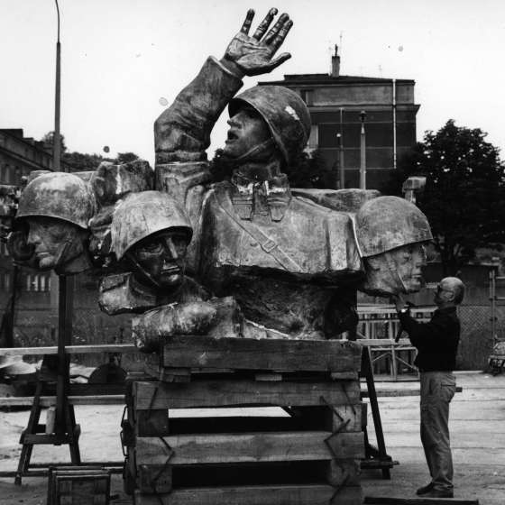 Główny element pomnika - brązowa rzeźba przedstawiająca głowy czterech artylerzystów - z prawej autor Franciszek Duszeńko; Toruń; Sierpień 1980 r.; I/A/6/41