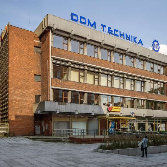 źródło: https://mmczarnecki.pl/2022/06/13/dom-technika-w-gdansku-ceglany-modernizm-w-zabytkowym-otoczeniu/