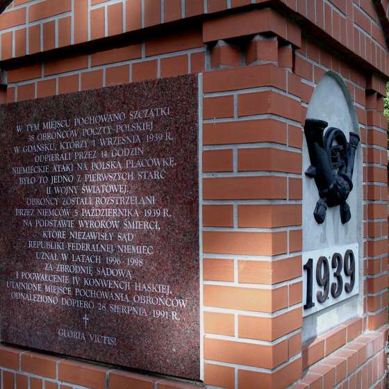 Grobowiec Obrońców Poczty Polskiej, Cmentarz Ofiar Hitleryzmu; Gdańsk