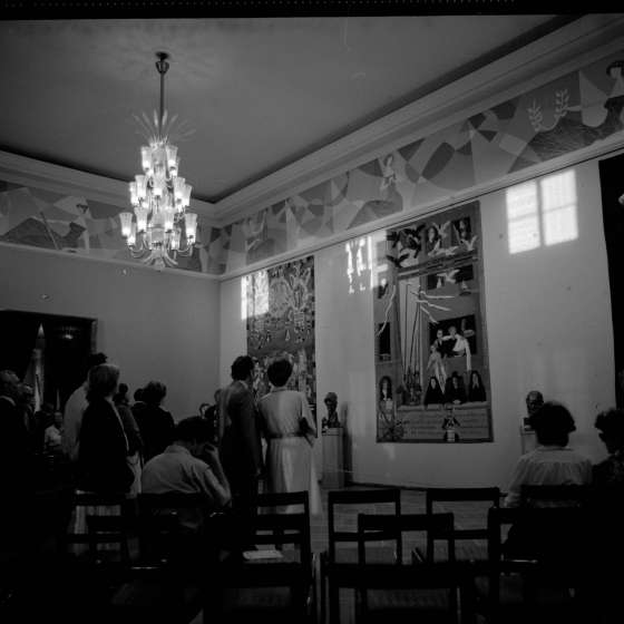 Uroczyste odsłonięcie gobelinów wykonanych w Pracowni Tkaniny prof. Józefy Wnukowej w Filharmonii Pomorskiej w Bydgoszczy, lata 80. [I/84/1]