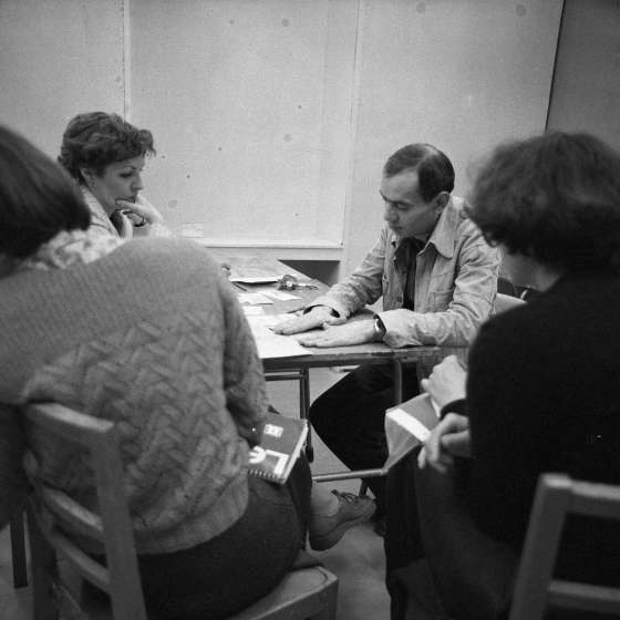 Profesor Jerzy Krechowicz na zajęciach w pracowni grafiki projektowej, 1980 [II/189/4] 