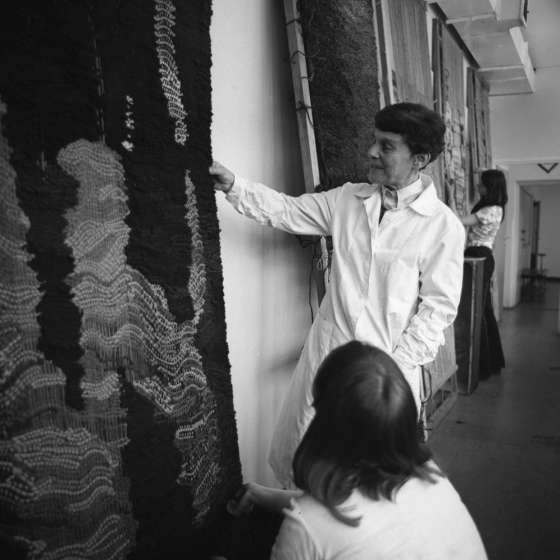 Pracownia tkaniny. Józefa Wnuk przy krosnach z tkanymi gobelinami i pracami studentów, 1980-1982 [II/193/9]