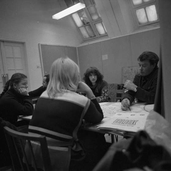 Profesor Witold Janowski w czasie zajęć ze studentami, 1976 [II/180/10]