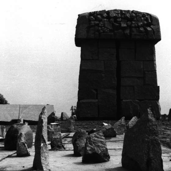 Teren byłego obozu - widok pomnika; Treblinka; 1961-1964; I/A/2/71