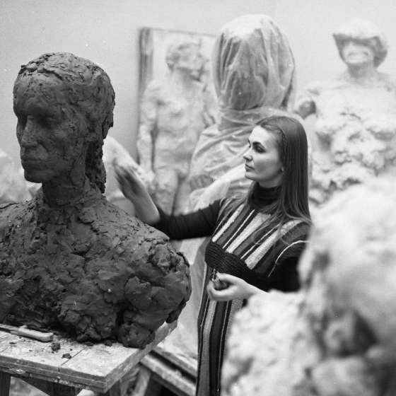 W pracowni rzeźby, 1980 [II/187/1]