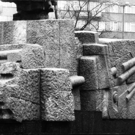 Cokół pomnika - płaskorzeźby przedstawiające działa; Toruń; 1978-1980; I/A/6/55