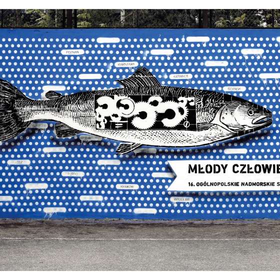 Mural okolicznościowy w przestrzeni publicznej | realizacja autorska | Krynica Morska | 2019 | projekt znaku: Maciej Dojlitko
