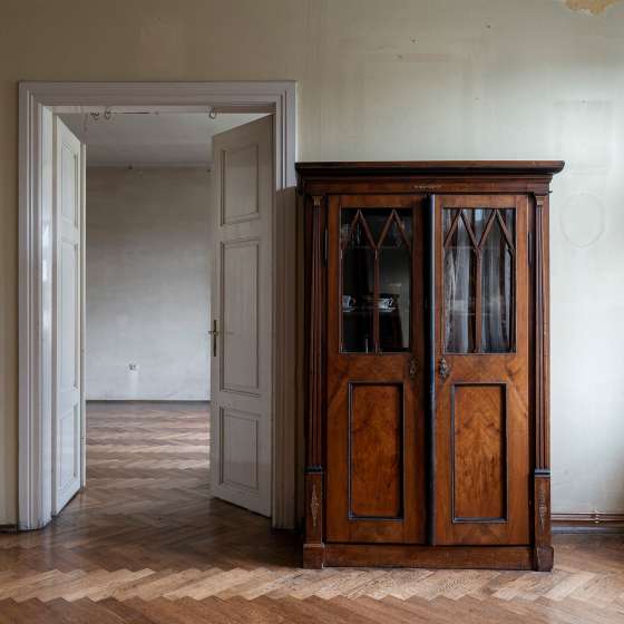 Dom rodzinny. Nostalgia w walce z funkcją; Salon dół - szafa, fotografia cyfrowa, wydruk, 30×40 cm, 2020