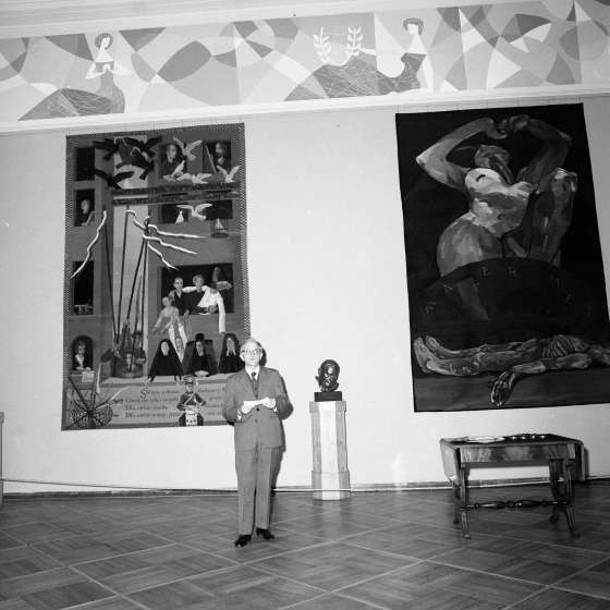 Uroczyste odsłonięcie gobelinów wykonanych w Pracowni Tkaniny prof. Józefy Wnukowej w Filharmonii Pomorskiej w Bydgoszczy. Dyrektor Filharmonii p. Andrzej Szwalbe, dziękuje za wykonanie gobelinów, lata 80. [I/84/11]
