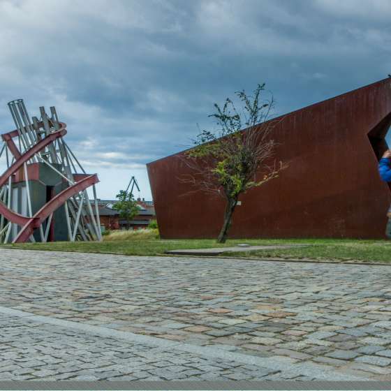 „Bramy” - realizacja rzeźbiarska, wystawa „Drogi do wolności”; Gdańsk