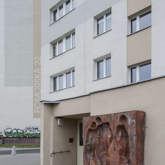 „Futerały” – płaskorzeźba, Projekt Ceramika dla Architektury; Gdańsk