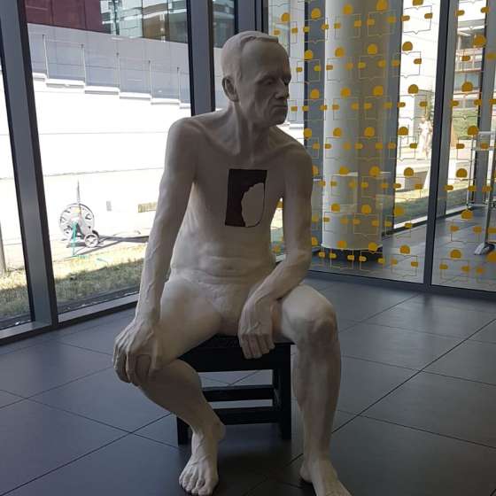 ECCE HOME, gips, żywica poliestrowa, 2019, 136x90x66 cm
