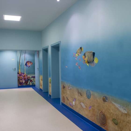 Malowidła [strefy: Wody, Ziemi, Powietrza] – wnętrza Kliniki Pediatrii, Hematologii i Onkologii Uniwersyteckiego Centrum Klinicznego, Program „W kolorze mniej boli”; Gdańsk