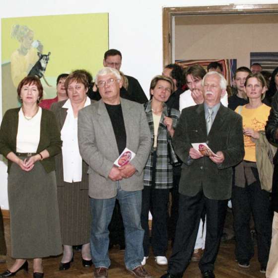 Od lewej stoją Kierownik Biblioteki Małgorzata Dąbrowska, Kierownik Działu Kadr Krystyna Szreder, Kwestor Maria Adamczyk, Sławoj Ostrowski, Janina Rydnicka, Mateusz Pęk, Mariusz Kulpa, 2005
