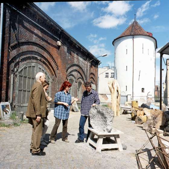 Plac przed Małą Zrojownią, Wydział Rzeźby, 2001 [?] r.