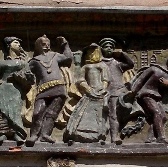 Zespół dekoracji malarskich i rzeźbiarskich fasad kamienic przy ulicy Długiej i Długim Targu