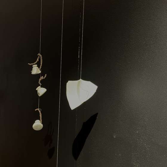 „Ślady”, instalacja: ceramika, metal, szkło, drewno, piasek, papier, wymiary: 100/300/200 cm, 2023