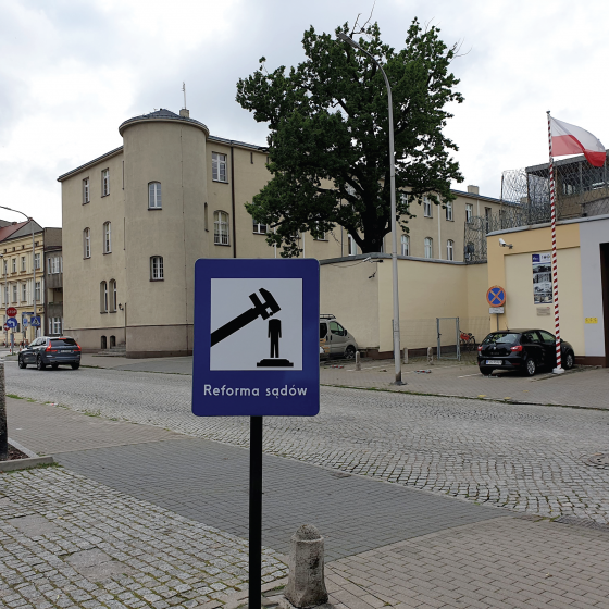 Znak drogowy w przestrzeni publicznej – artystyczna reinterpretacja i analiza