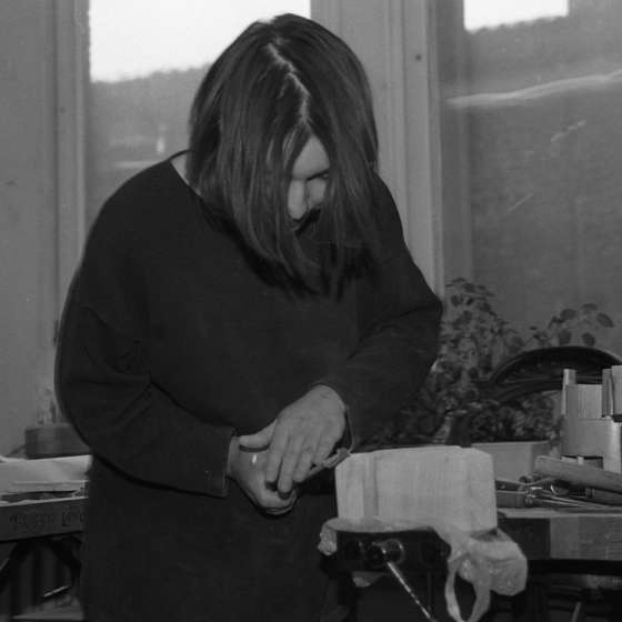 Studentka w czasie pracy w stolarni, 1997 [III/307/26]