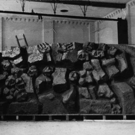 Praca przy pomniku - rzeźba z górnej części, osoba niezidentyfikowana; 1961-1964; I/A/2/16