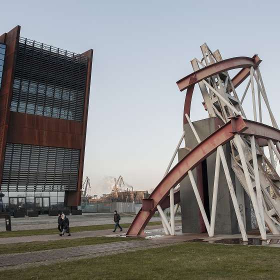 „Bramy” - realizacja rzeźbiarska, wystawa „Drogi do wolności”; Gdańsk