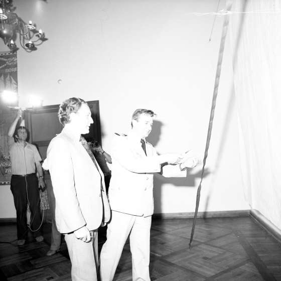 Odsłonięcie gobelinu „Dar Pomorza”. Rektor PWSM, przecina wstęgę w towarzystwie wojewody gdańskiego Jerzego Kołodziejskiego, 1979 [I/69/9]