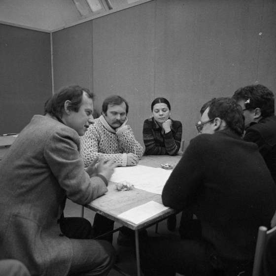 Profesor Marek Freudenreich na zajęciach w pracowni grafiki projektowej. Obok as. Zygmunt Okrassa, 1980 [II/189/3] 
