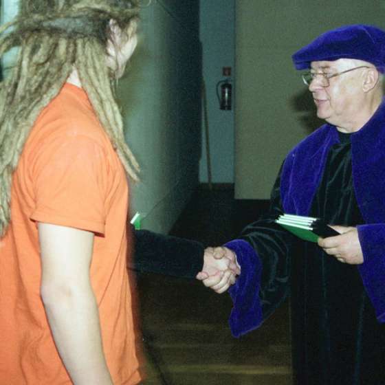 Sławoj Ostrowski wręcza studdentom indeksy