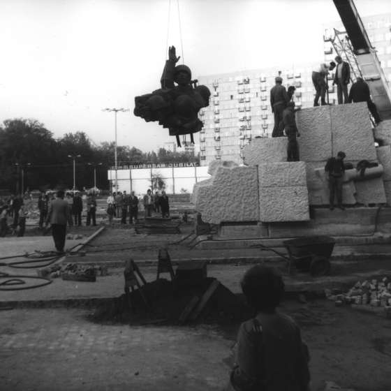 Montaż pomnika - umieszczanie rzeźby przedstawiającej czterech artylerzystów na cokole; Toruń; 1978-1980; I/A/6/32
