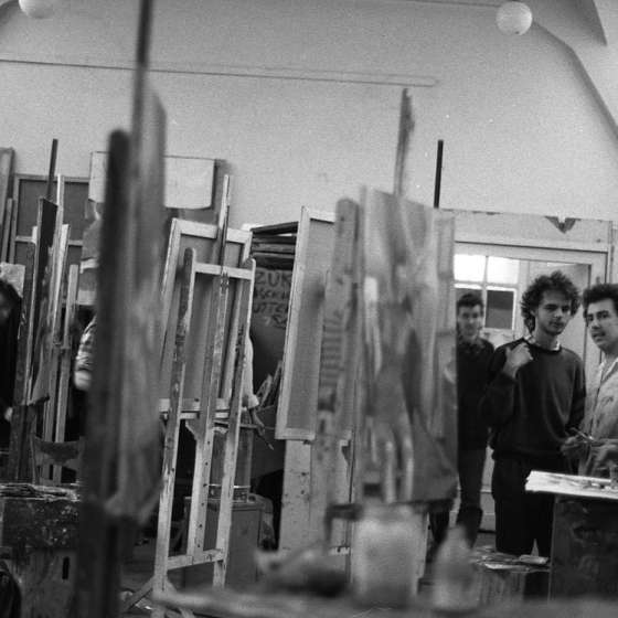 Pracownie malarstwa. Na zdjęciu prof. Piotr Zajęcki w czasie korekt w pracowni, lata 80 [III/293/24]