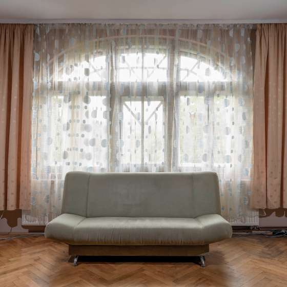 Dom rodzinny. Nostalgia w walce z funkcją; Salon góra - fotele, fotografia cyfrowa, wydruk, 30×40 cm, 2019