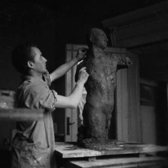 Franciszek Duszeńko w pracowni – praca studencka, rzeźba tors; Sopot; 1946-1952; I/A/1/10