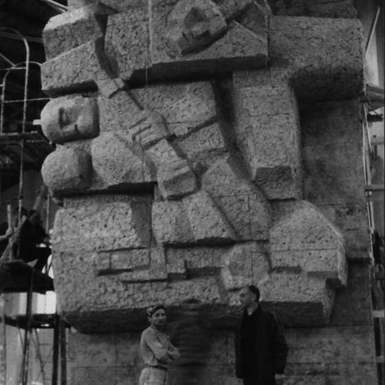 Fragment modelu pomnika w pracowni - rzeźba z dolnej części, od lewej: N.N., Franciszek Duszeńko (?); 1964-1966; I/A/3/74