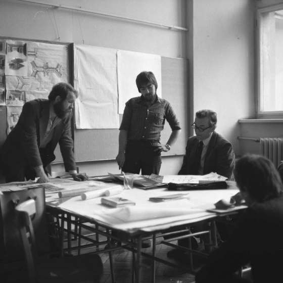 Ad. Lech Tempczyk (wydział architektury – obecnie profesor) w czasie zajęć, 1980 [II/191/6] 