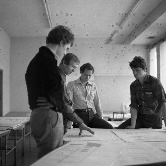 Zajęcia na wydziale architektury prof. Huberta Smużyńskiego ze studentami, 1976 [II/180/3]
