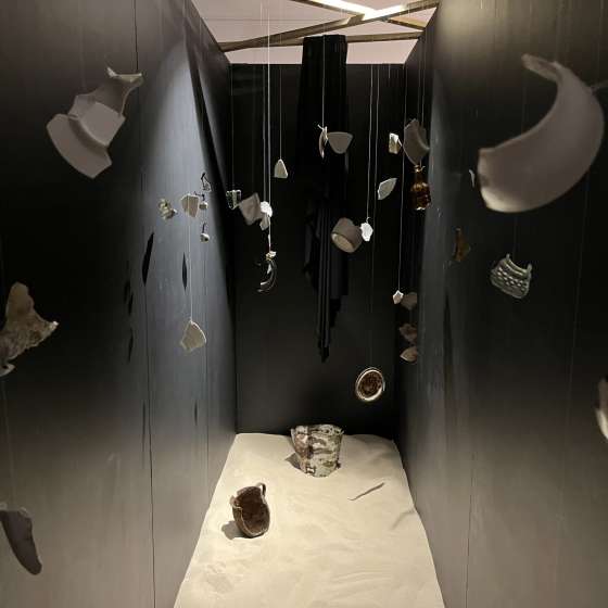 „Ślady”, instalacja: ceramika, metal, szkło, drewno, piasek, papier, wymiary: 100/300/200 cm, 2023