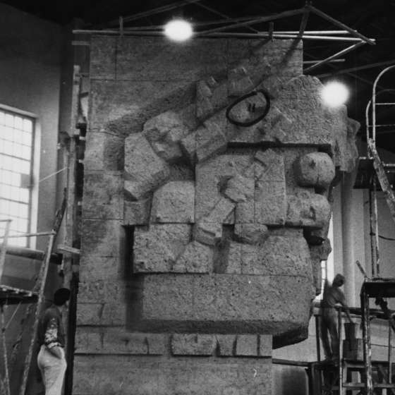 Fragment modelu pomnika w pracowni - rzeźba z dolnej części, dwie nieznane osoby przy pracy; 1964-1966; I/A/3/52