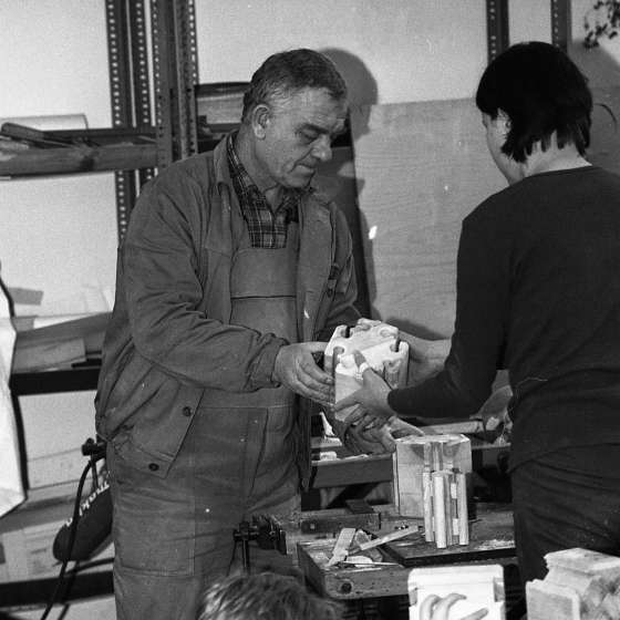 Stolarnia, zajęcia ze studentami. Stolarz Bogdan Kujawa, 1997 [III/307/27]