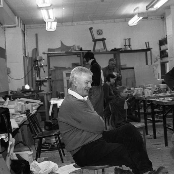 Stolarnia, zajęcia ze studentami. Prowadzi ad Henryk Kitowski, stolarz Bogdan Kujawa, 1997 [III/307/40]