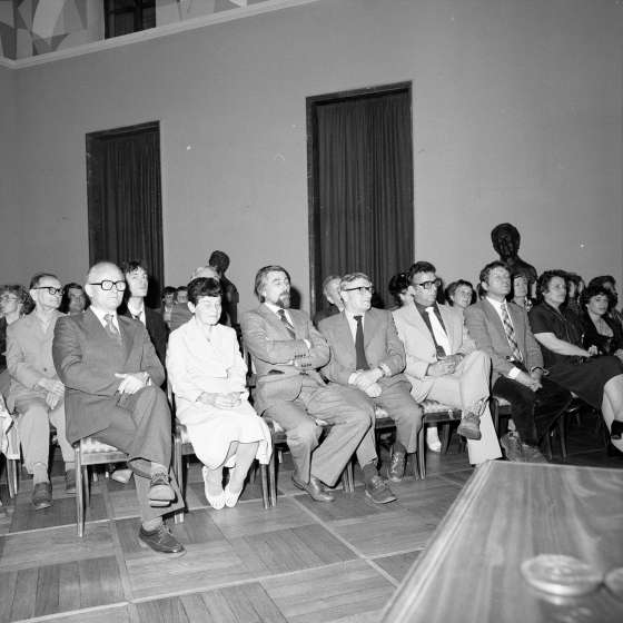 Uroczyste odsłonięcie gobelinów wykonanych w Pracowni Tkaniny prof. Józefy Wnukowej w Filharmonii Pomorskiej w Bydgoszczy, lata 80. [I/84/10]