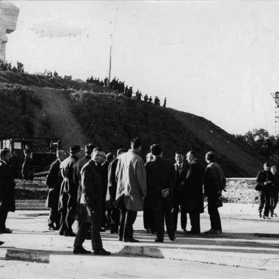 Prace wykończeniowe przy pomniku, na pierwszym planie grupa niezidentyfikowanych osób; Westerplatte; 1964-1966; I/A/3/126
