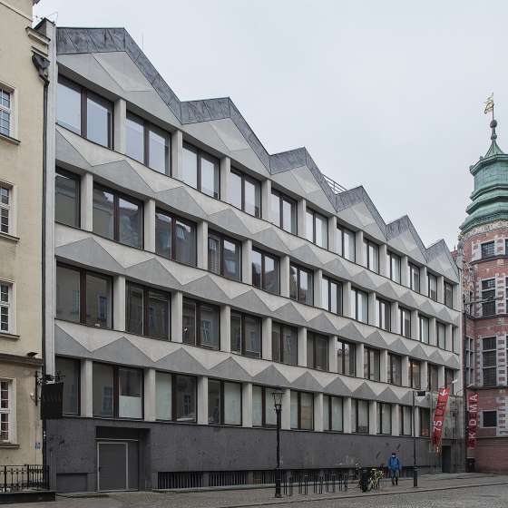 Państwowa Wyższa Szkoła Sztuk Plastycznych w Gdańsku - projekt rozbudowy siedziby uczelni; budowa nowego skrzydła, adaptacja średniowiecznej Baszty Słomianej, przebudowa wnętrz Wielkiej Zbrojowni; Gdańsk