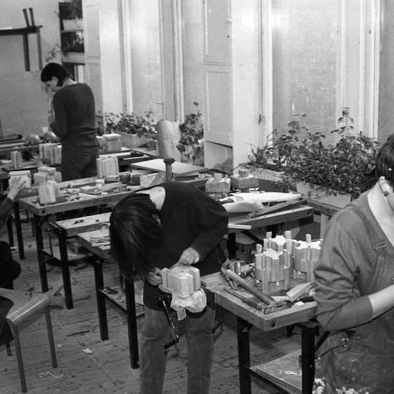 Stolarnia, zajęcia ze studentami. Prowadzi ad Henryk Kitowski, stolarz Bogdan Kujawa, 1997 [III/307/29]