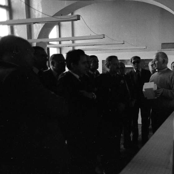 Franciszek Duszeńko prezentuje w Aulii PWSSP w Gdańsku projekt przebudowy cmentarza Poległych Obrońców Westerplatte, ok. 1986 r.