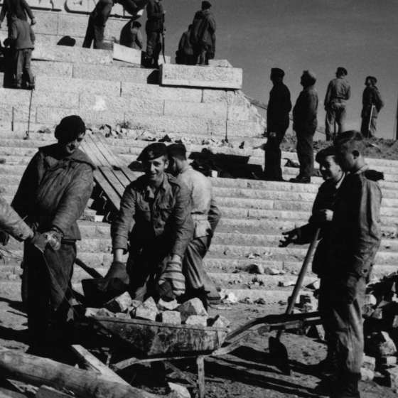 Montaż pomnika, na pierwszym planie pracujący żołnierze; Westerplatte; 1964-1966; I/A/3/118